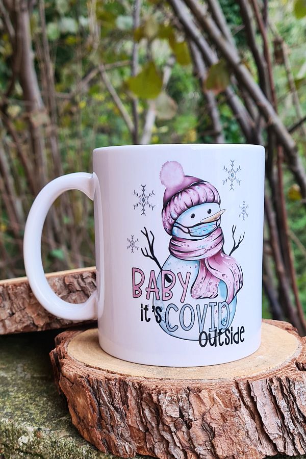 PEKSHOP-Baby It's Covid Outside Schriftzug Schneemann Weihnachtsgeschenk Tasse 1