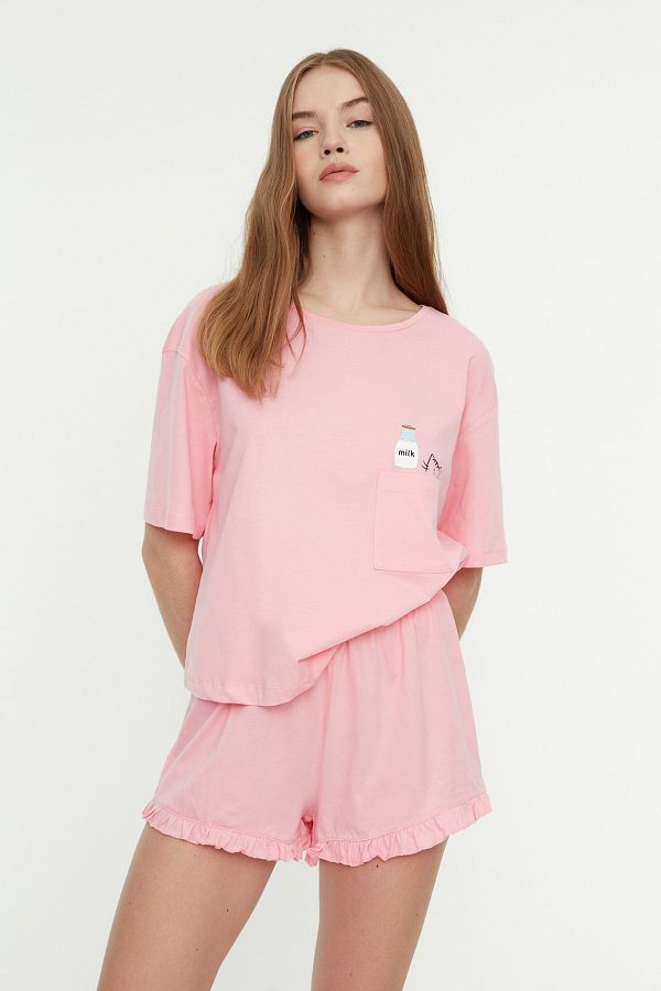 Trendyol Collection-Rosa gestricktes Pyjama-Set mit Rüschen und bedruckten Shorts THMSS22PT0422 1