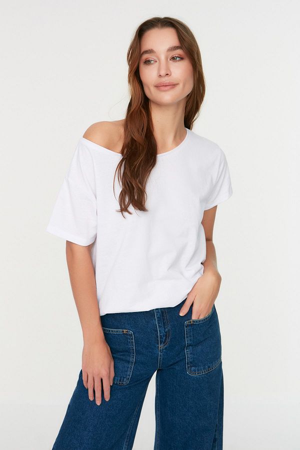 Trendyol Collection-Λευκό πλεκτό μπλουζάκι με λαιμόκαρα - 100% βαμβάκι, φαρδιά εφαρμογή TWOSS20TS0140 1