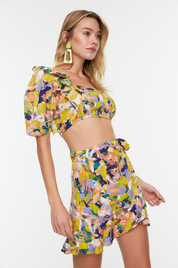 Trendyol Collection-Abstrakt gemustertes, gewebtes Rüschen-Set mit einer Schulter, Bluse und Rock TBESS20AU0030 1