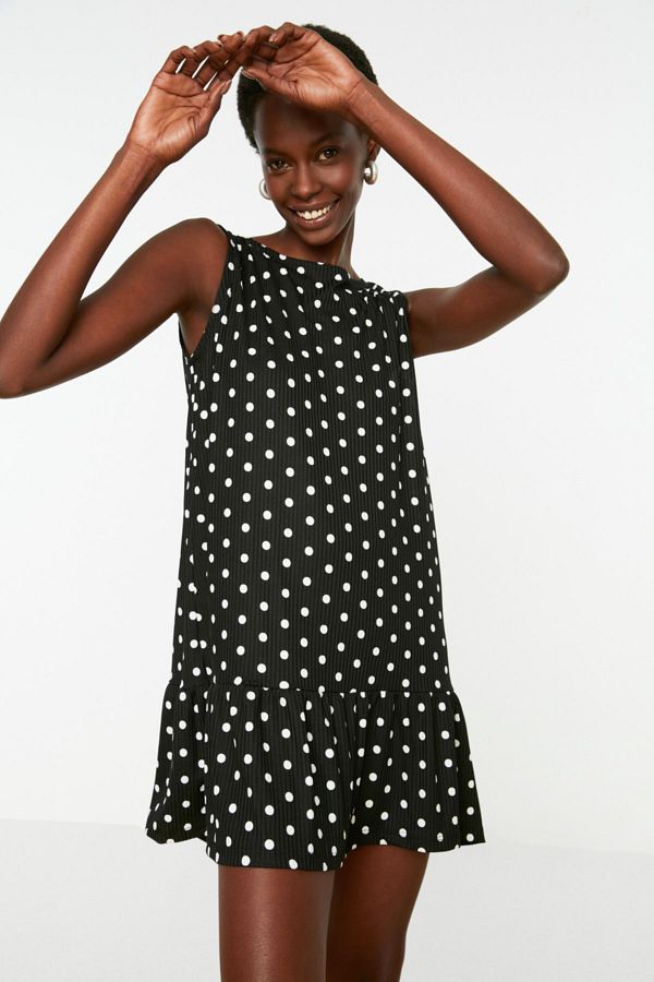 Trendyol Collection-Schwarzes, gepunktetes, ärmelloses, flexibles Strickkleid mit Rüschen und Volants TWOSS22EL0794 1