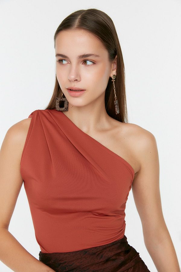 Trendyol Collection-Zimtfarbener, asymmetrischer Kragen, flexibler Strickbody mit Druckknöpfen von unten TWOSS22BD00014 1