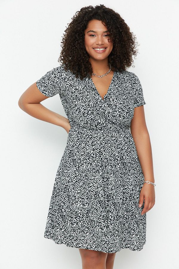 Trendyol Curve-Чорна сукня з квітковим візерунком з V-подібним вирізом Stakter Orme Plus Size TBBSS22EL1638 1