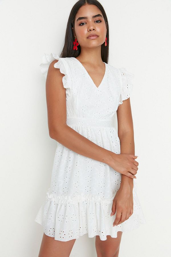 Trendyol Collection-Bílé vyšívané bruslaře/pásek mini lemované tkané šaty TWOSS22EL00697 1