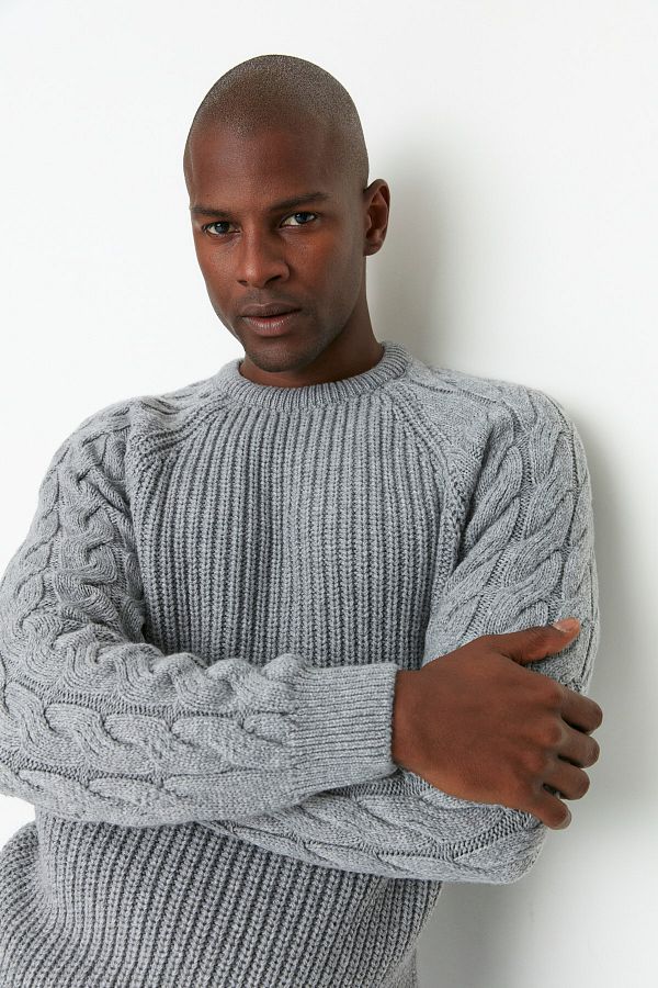 Trendyol Collection-Grauer, lässiger Unisex-Pullover mit Rundhalsausschnitt und Zopfmuster aus Strickwaren TMNAW22KZ2059 1