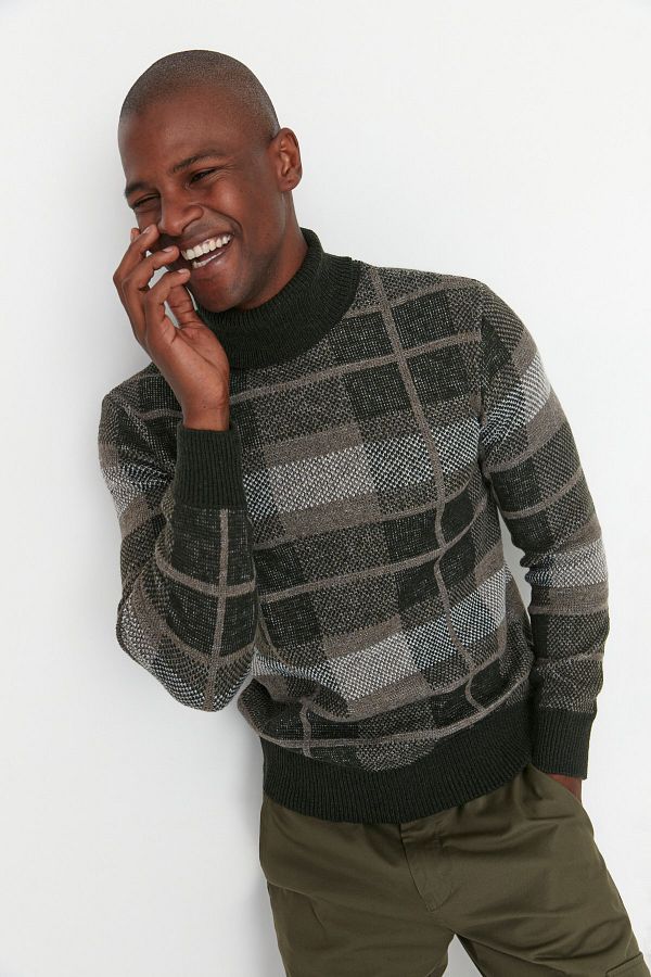 Trendyol Collection-Karierter Strickpullover mit Rollkragen – Khaki, normale Passform TMNAW22KZ0307 1