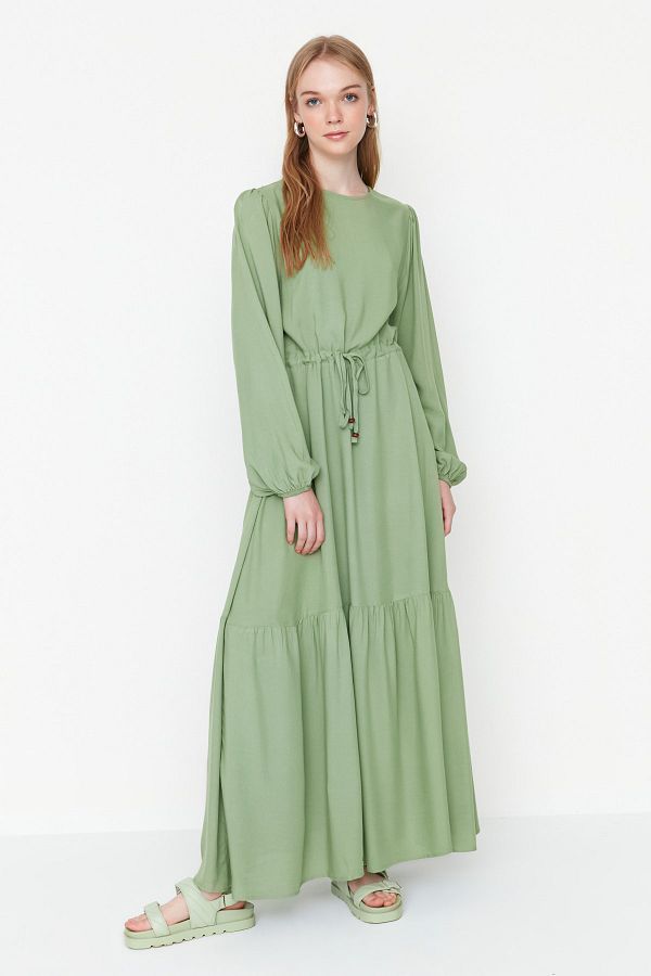Trendyol Modest-Zelené tkané šaty širokého střihu s detailem v pase na zavazování TCTSS22EB00133 1