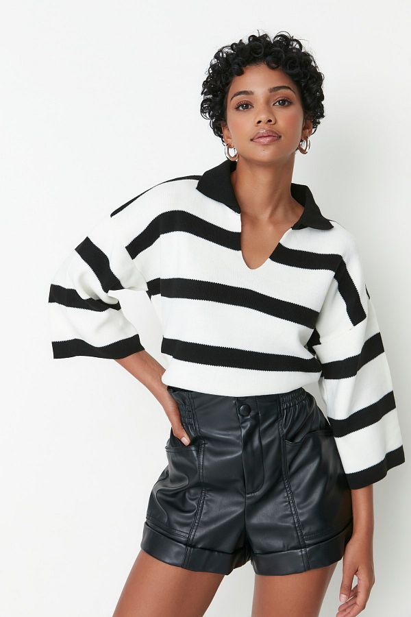 Trendyol Collection-Schwarz gestreifter Strickpullover mit Polokragen – TWOAW23BZ00001 1