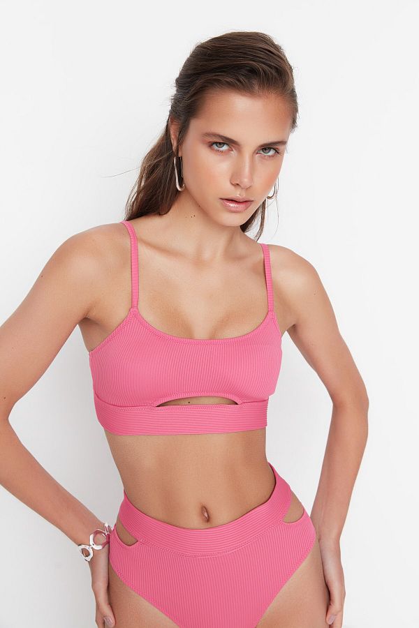 Trendyol Collection-Rosa strukturiertes, detailliertes Bikinioberteil mit Ausschnitten TBESS21BU0235 1