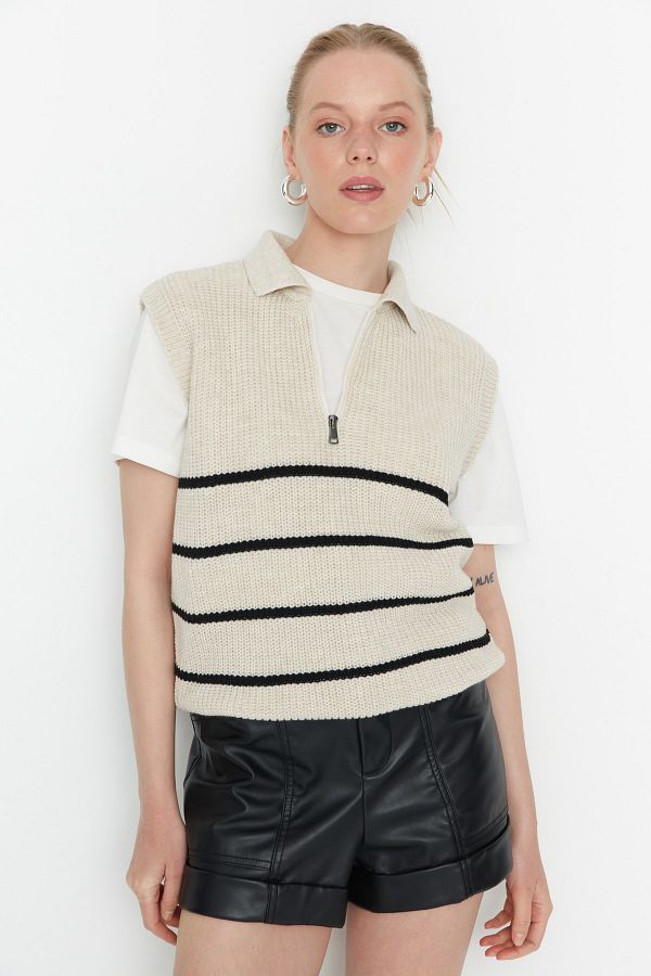 Trendyol Collection-Beigefarbener gestreifter Strickpullover mit Polokragen und Reißverschluss TWOAW23SV0007 1