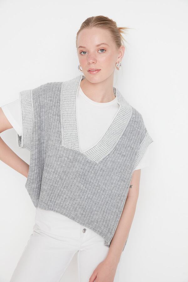 Trendyol Collection-Grauer, weicher, strukturierter Strickpullover im Farbblock-Design mit weiter Passform TWOAW21BZ0014 1