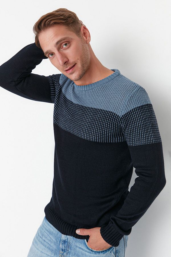 Trendyol Collection-Marineblauer Slim-Fit-Slim-Fit-Pullover mit Rundhalsausschnitt und Farbblock TMNAW21KZ0543 1