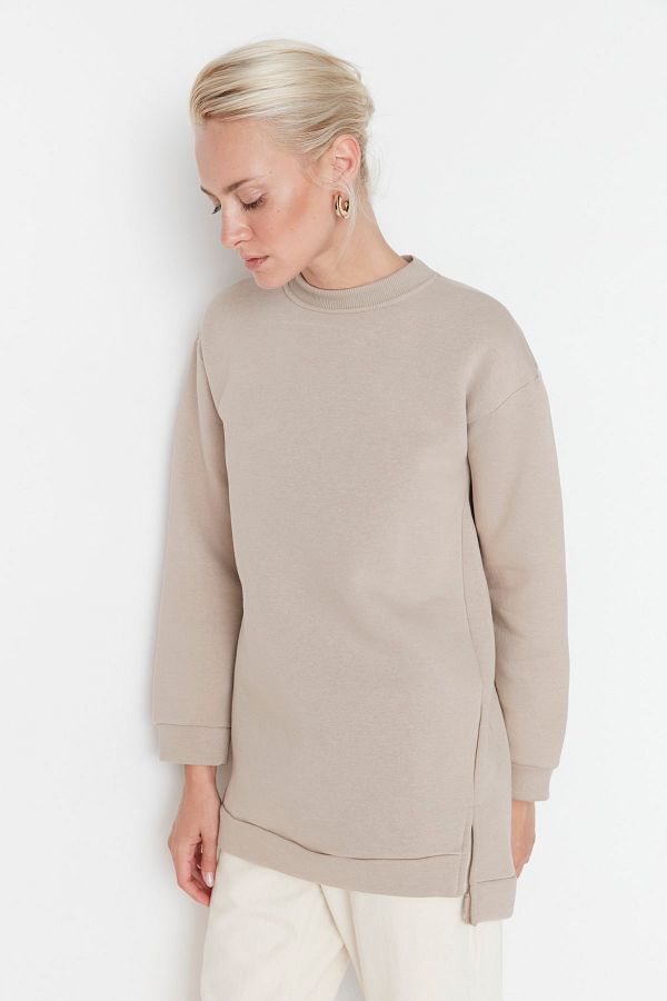 Trendyol Modest-Podstawowa bluza z jasnej taupe z rozcięciem i szczegółowymi rozcięciami TCTAW23TW00011 1