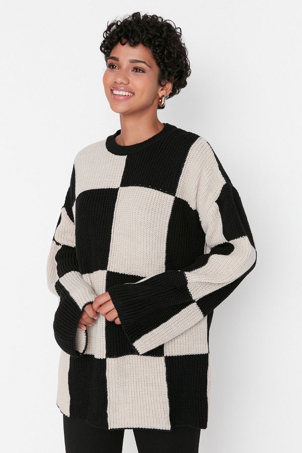 Trendyol Modest-Schwarzer, ecrufarbener Strickpullover mit Schachbrettmuster und Rundhalsausschnitt TCTAW23KZ00004 1