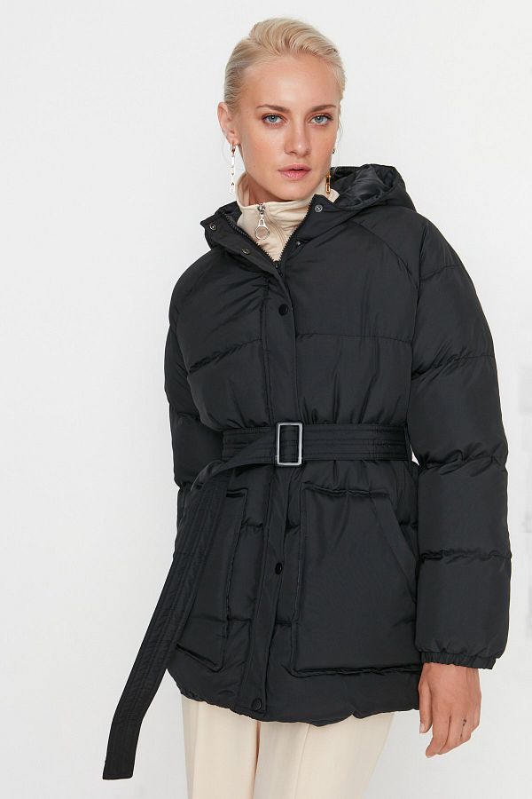 Trendyol Collection-Pufferjacke mit wasserabweisender Kapuze und Gürtel – Schwarz TWOAW23MO00188 1