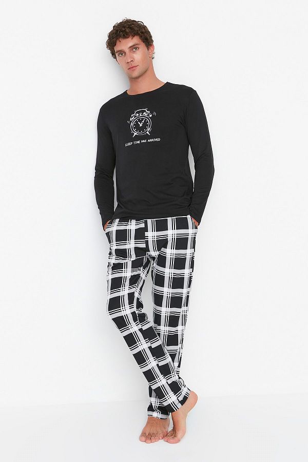 Trendyol Collection-Schwarzes Pyjama-Set aus 100 % Baumwolle mit normaler Passform und Rundhalsausschnitt THMAW22PT0441 1