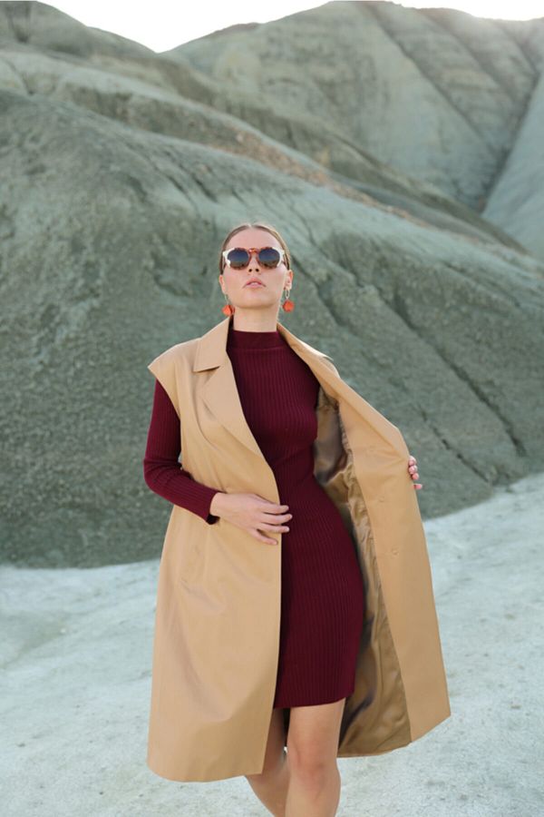 Oilemaperla-Women's Tan Sleeveless Trench Coat 1