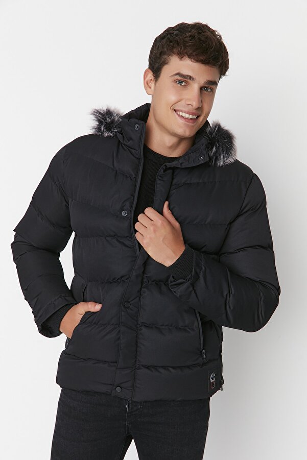 Trendyol Collection Herren-Winter-Daunenjacke – Schwarz, normale Passform,  mit Fleece gefüttert, wind- und wasserabweisend TMNAW23MO00009