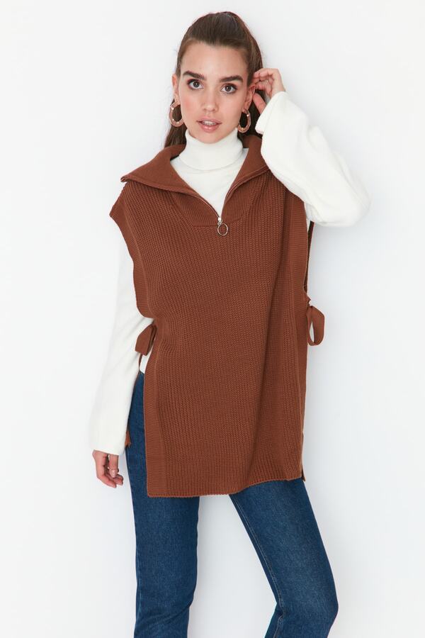 Trendyol Modest-Brauner Strickpullover mit seitlichem Bindeband und Reißverschlusskragen, detaillierter Strickpullover TCTAW22UV0009 1