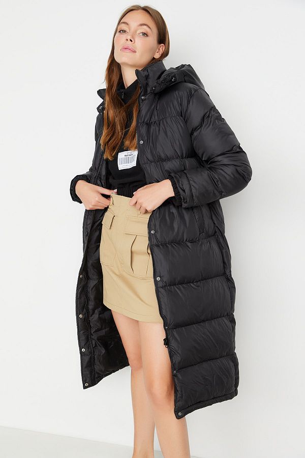 Trendyol Collection-Schwarzer wasserabweisender langer Puffermantel mit Kapuze TWOAW23MO00154 1