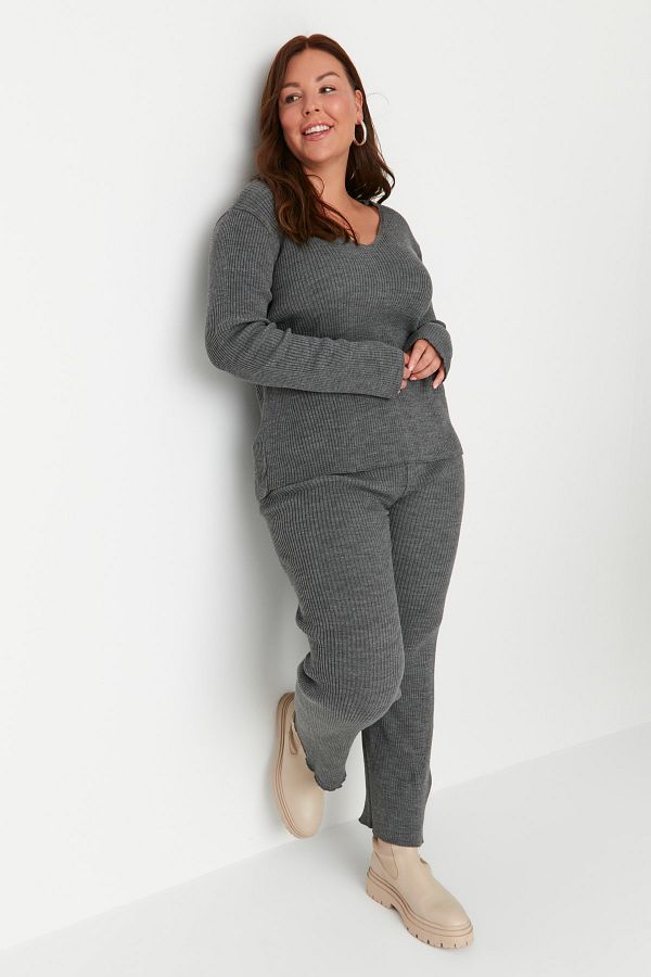 Trendyol Curve-Anthrazitfarbenes Set aus Strickunterteil und Oberteil mit V-Ausschnitt 1