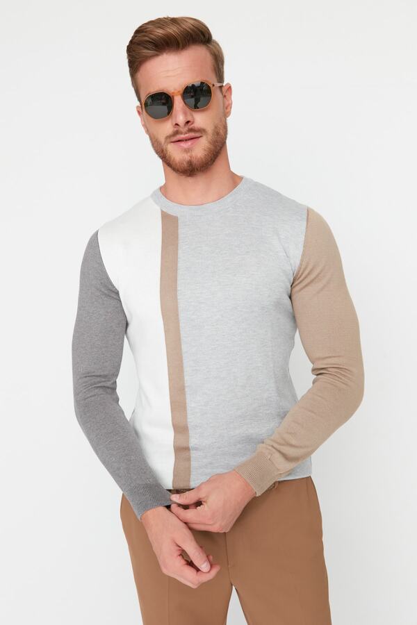 Trendyol Collection-Grauer Slim-Fit-Strickpullover aus Baumwolle mit Rundhalsausschnitt und Farbblock TMNAW21KZ0566 1