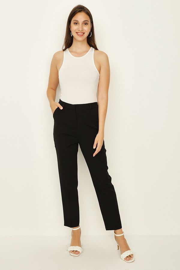 Select Moda-Pantaloni negri de damă cu țigară 1