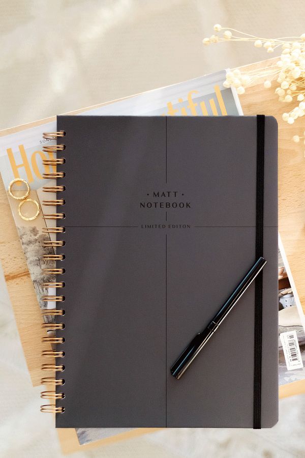Matt Notebook-دفتر ملاحظات ذو غلاف صلب حلزوني مرن مقاس 20 × 28 سم مقاس A4 ذو مربعات 1