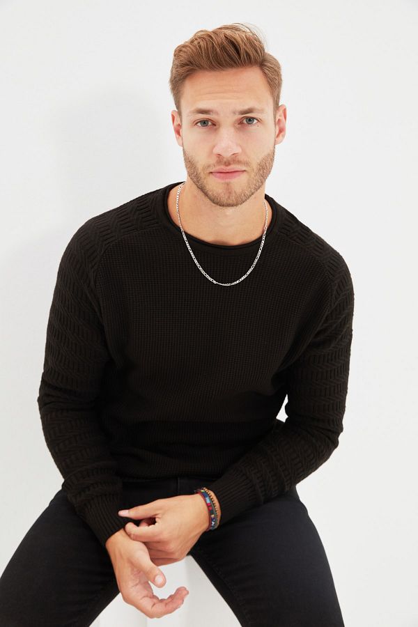Trendyol Collection-Schwarzer Slim-Fit-Strickpullover mit Rundhalsausschnitt – Muster und Ärmelstruktur, TMNAW22KZ0380 1