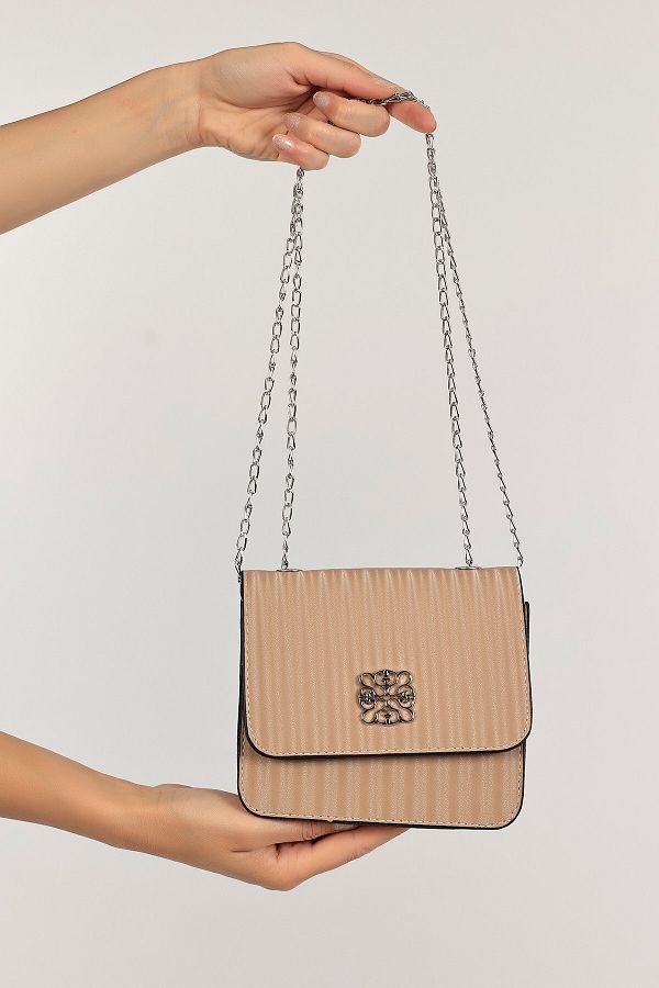 CANTA Beige Evening Bag Satin Look Clutch Bag with Gold Clip Detail Women s Evening Bag with Chain Strap Trendyol