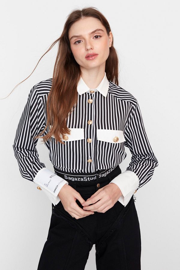 Trendyol Collection-X Sagaza Studio Schwarz-weiß gestreiftes Hemd mit Knopfdetail TPRAW23GO00021 1