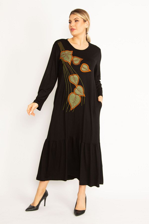 Şans-Großes schwarzes Damenkleid mit Stickerei und Taschendetail und langen Ärmeln 65n34741 1