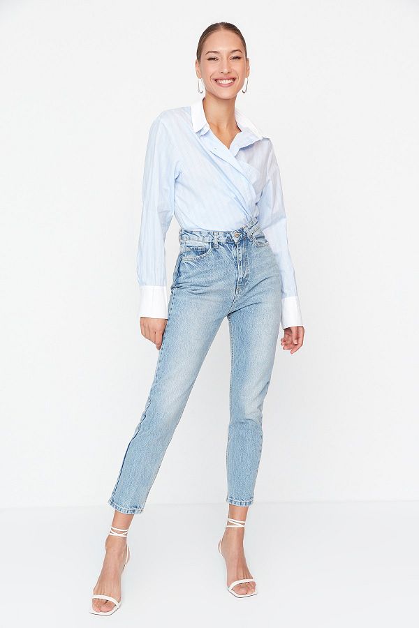 Trendyol Collection-Hellblaue High-Bel-Mom-Jeans TWOSS21JE0016 1