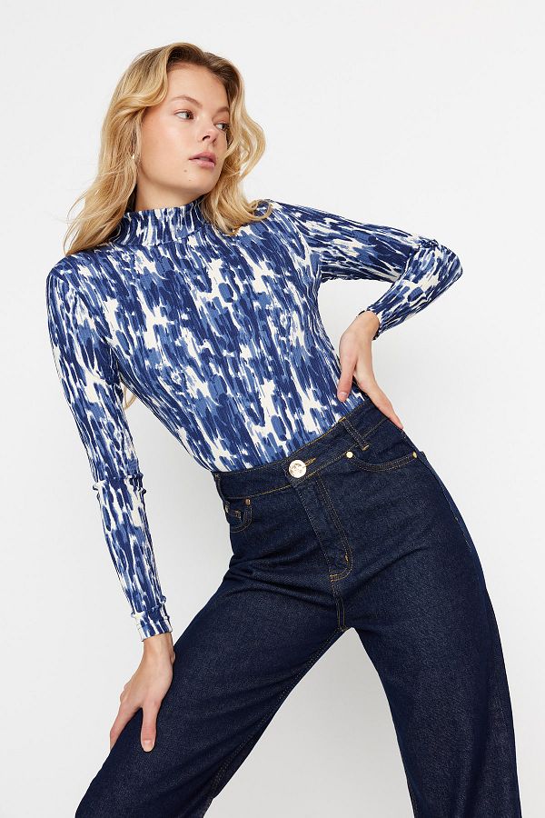 Trendyol Collection-Темно-синя з принтом приталена приталена блузка облягаючого силуету з коміром-стійкою з довгим рукавом з крученою текстурою Orme Блузка TWOAW22BZ0256 1