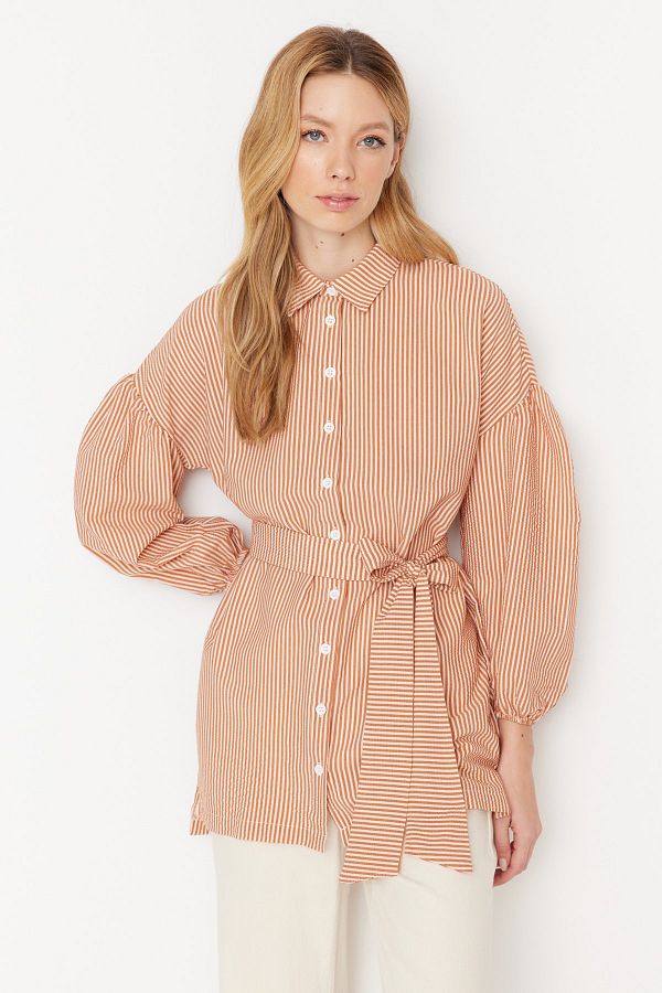 Trendyol Modest-Orange gestreiftes, gewebtes Hemd mit Ballonärmeln und langem Rücken, Gürtel TCTSS22GO0116 1