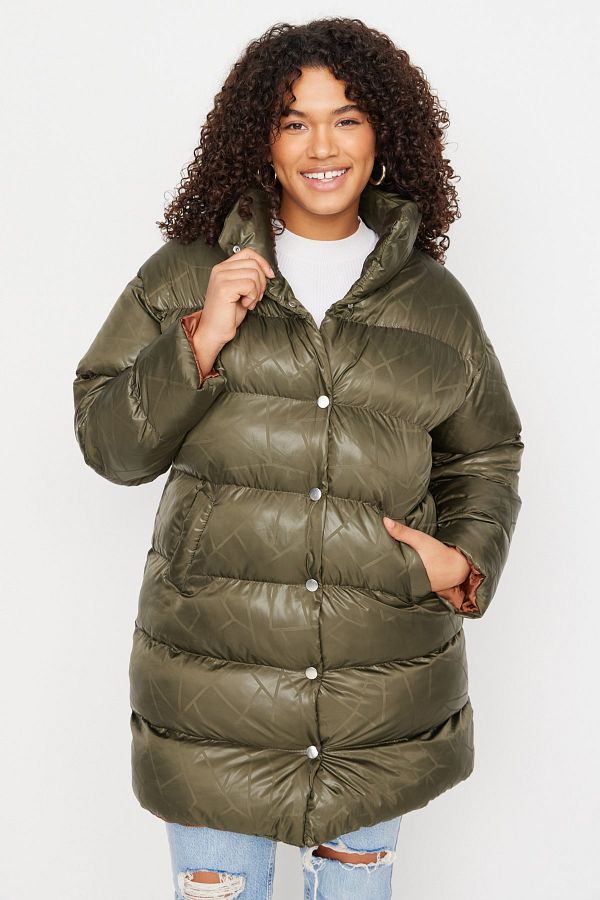 Trendyol Curve-Khakifarbene Pufferjacke mit Stehkragen und Print TBBAW23AW00032 1