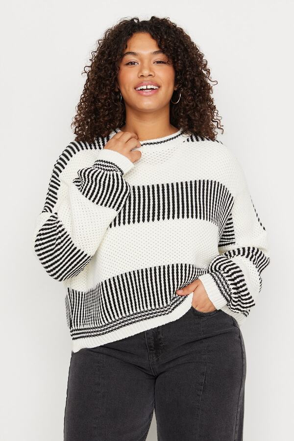 Trendyol Curve-Pruhovaný úpletový sveter Crew Neck Ecru – textúrovaný TBBAW23AN00192 1