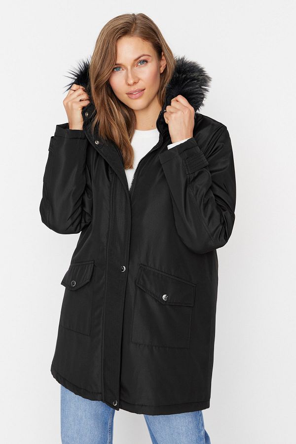 Trendyol Collection-Schwarzer Oversize-Mantel mit Pelzkapuze TWOAW23KB00236 1