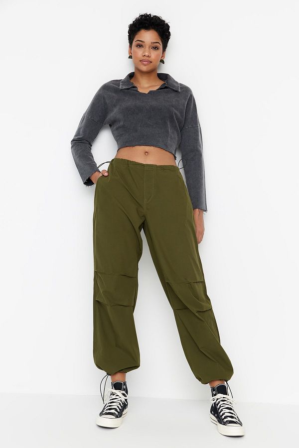 Trendyol Collection-Khakifarbene Fallschirmhose mit Stopper und normaler Taille TWOAW23JE00738 1