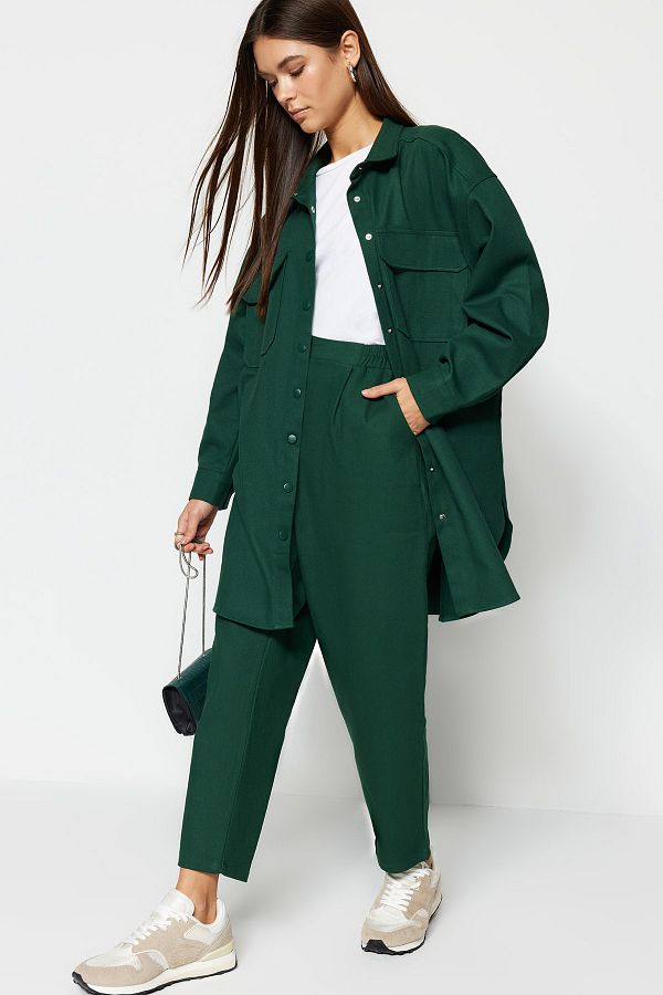 Trendyol Modest-بدلة منسوجة قميص وبنطلون بجيب أخضر داكن وإغلاق مفصل TCTAW22US0013 1