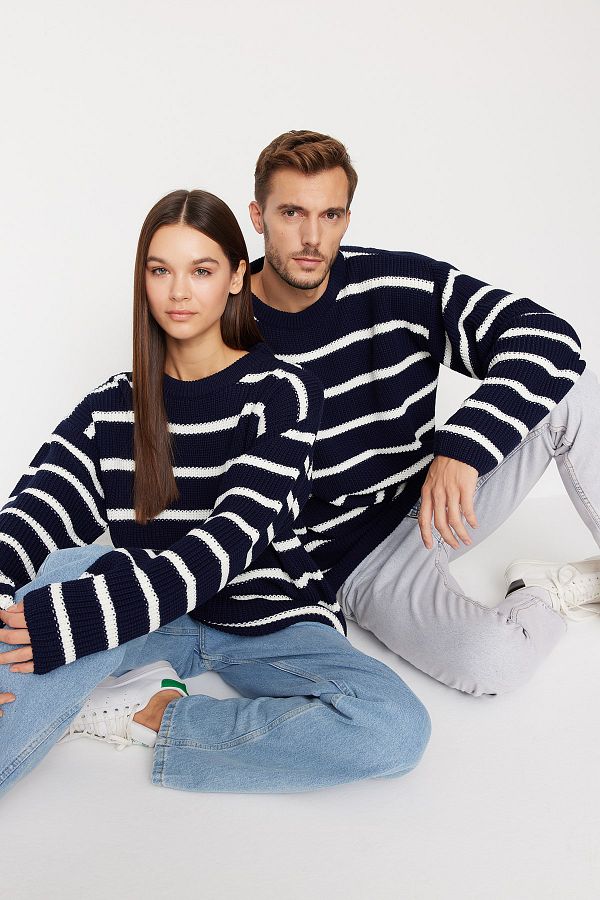 Trendyol Collection-Marineblauer Unisex-Strickpullover in Übergröße – Rundhalsausschnitt, gestreift TMNAW23KZ00285 1