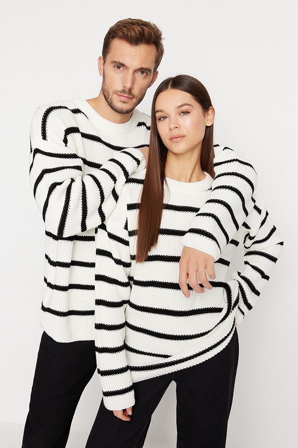Trendyol Collection-Ecrufarbener, übergroßer, gestreifter Unisex-Pullover – Rundhalsausschnitt, doppelte breite Passform TMNAW23KZ00285 1