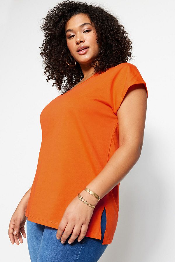 Trendyol Curve-Orangefarbenes Boyfriend-T-Shirt aus 100 % Baumwolle mit V-Ausschnitt und Schlitzdetail - TBBSS22BF0036 1