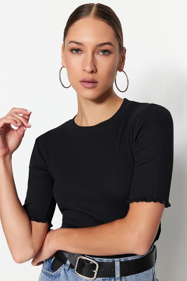 Trendyol Collection-Schwarze, taillierte Stretch-Strickbluse TWOSS23BZ00025 1
