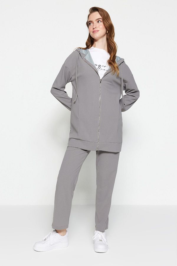 Trendyol Modest-Übergroßes Set aus grauer Strickjacke mit Kapuze und Jogginghose – mit Reißverschluss TCTSS21EM0091 1