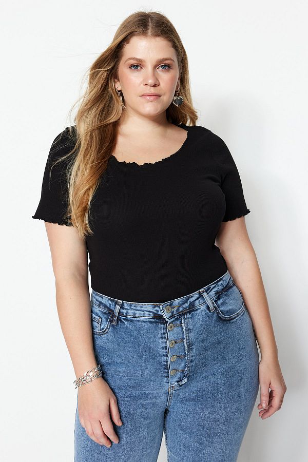Trendyol Curve-Schwarze, gerippte, gestrickte Plus-Size-Bluse mit Rundhalsausschnitt TBBSS23BF00010 1