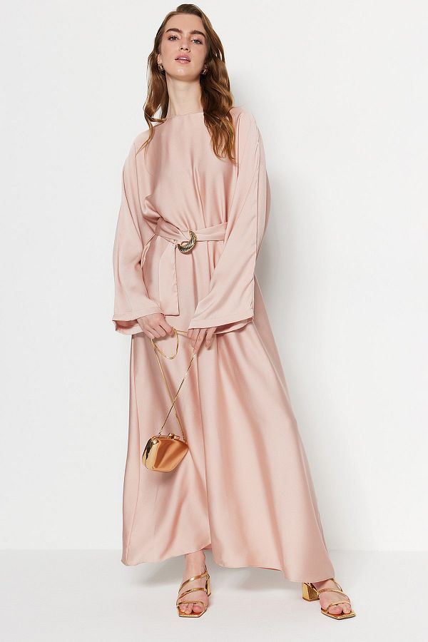 Trendyol Modest-Pudergürtel, weit geschnittenes Satin-Abendkleid, Jalabiya-Kleid TCTSS23DB00014 1