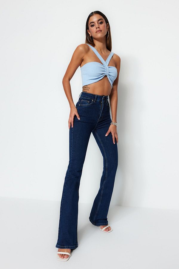 Trendyol Collection-Ciemnoniebieskie jeansy rozszerzane z bardzo wysokim stanem TWOSS23JE00064 1