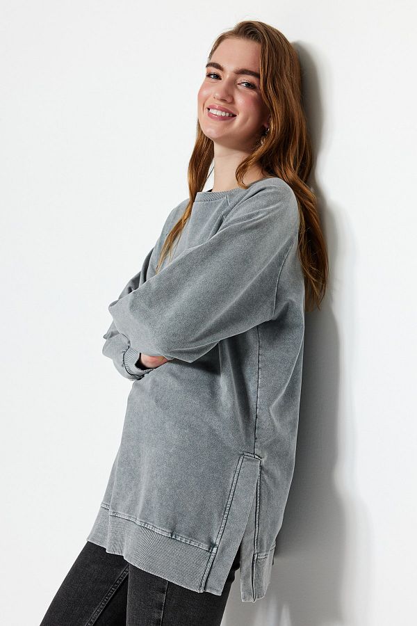 Trendyol Modest-Szara bluza z dzianiny oversize z rozcięciami po bokach i przetarciami TCTSS23TW00062 1