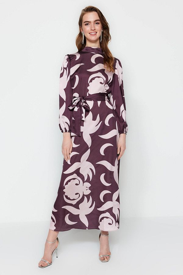 Trendyol Modest-Braunes Abendkleid mit Satin-Oberflächenmuster und Gürtel TCTSS23DB00030 1